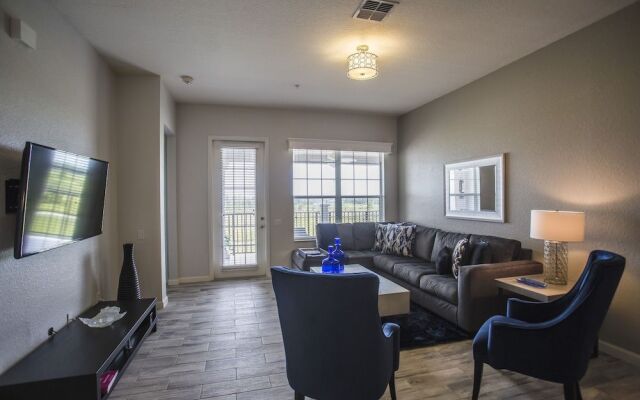 Altavista Lakeview 3 Bedroom Condo by RedAwning