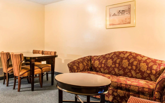 Econo Lodge Inn & Suites White Haven