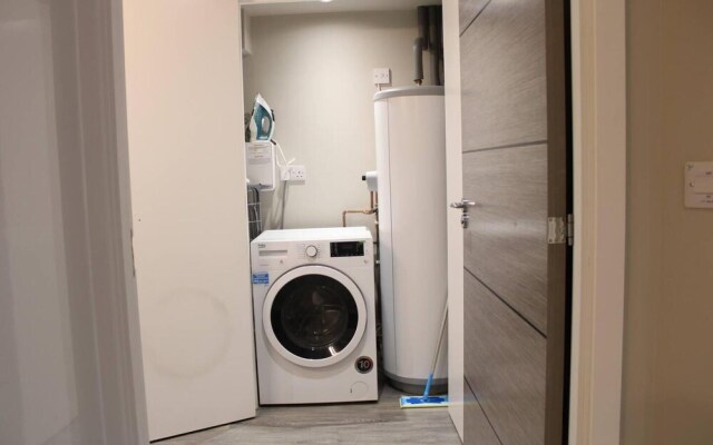 1braptmt W/king BED 4guests Embankmnt Parkg Wifi
