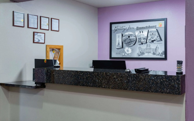 Super 8 by Wyndham Emmetsburg