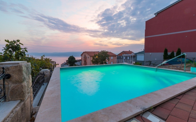 Modern Apartment With Swimming Pool