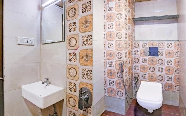 Cozy Deluxe Room Near Juhu Beach Mumbai