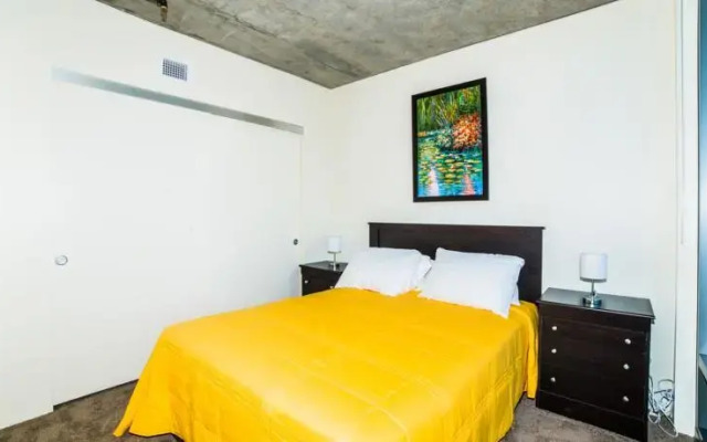 Hollywood Paloma Apartment