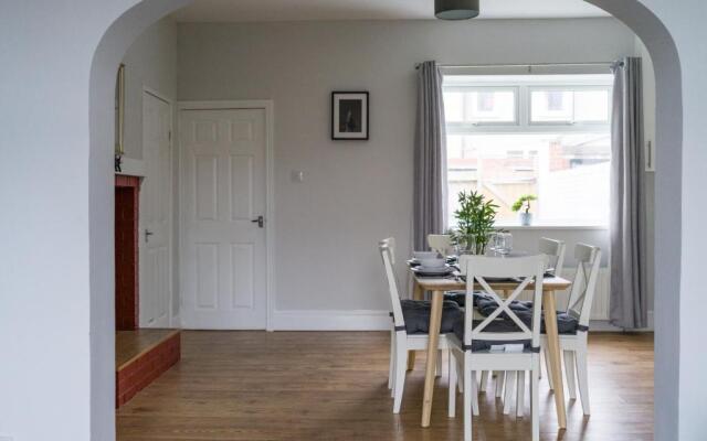East House-sleeps 5-pet Friendly-garden - Parking