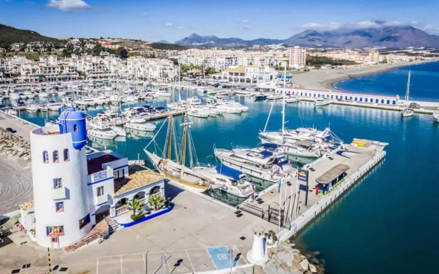 CASARES appart 2 ch dans parc tropical avec vue sur mer, montagne et piscine
