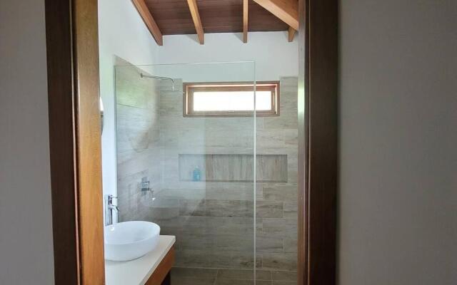 Amazing Medellín Views, Modern Villa with Jacuzzi