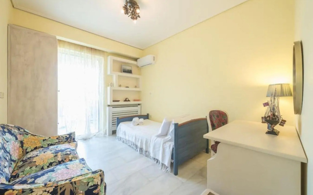 Central 3BR Apartment Next to Panormou Metro!