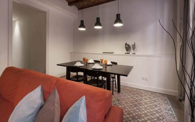 Welcoming 2 Bed With Balcony in Gracia