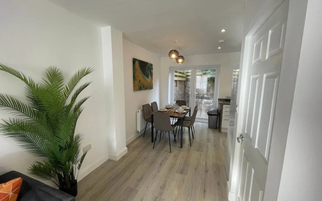 3 Bedroom New House with WiFi
