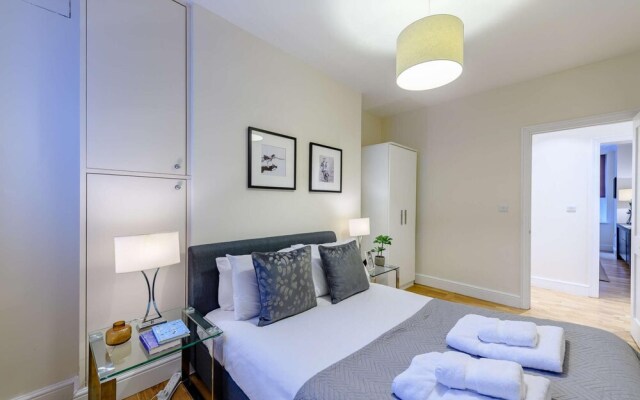 Modern Three Bedroom Apartment in Hammersmith