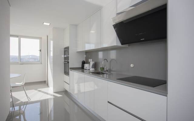 Liiiving - Luxury River View Apartment X