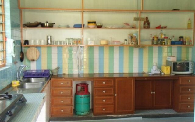 Borneo Beachouse Backpackers