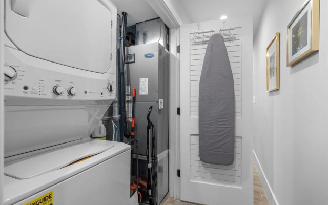 Central 2-Br City Sanctuary - Commuter-Friendly