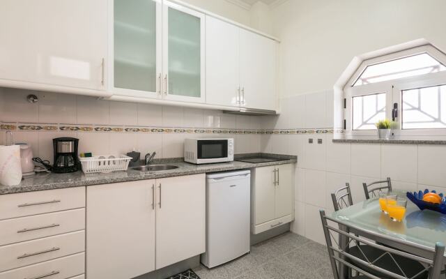 Apartamento A Francos Artist Painting 2