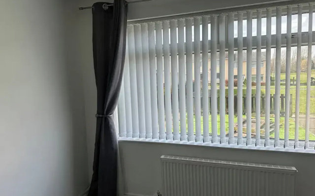 Housesleeps6-freeparking-wifi-contractors-garden