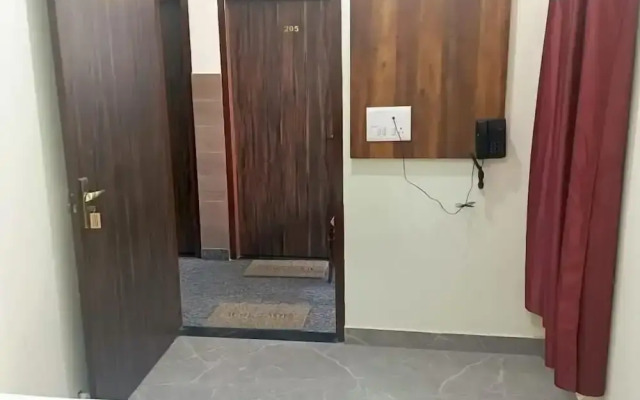 Shri Girraj Residency