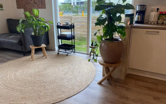 Warm welkom! Zeer ruime privé studio met tuin