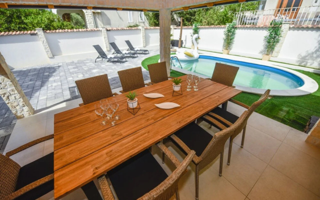 Holiday Home with Pool Oaza