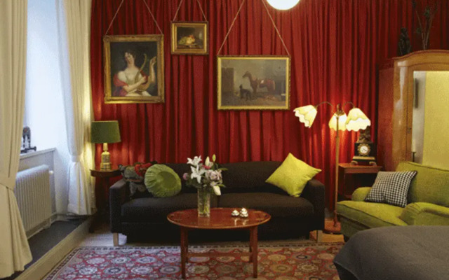 Lady Hamilton Hotel