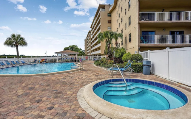 Bayshore Yacht & Tennis 806