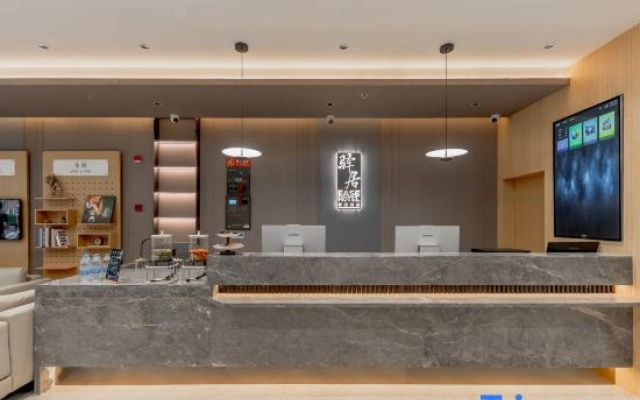 Home Inn Hotel (Shanghai Changhai Hospital Xiangyin Road Subway Station)