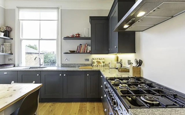 Bermondsey Bliss: Views, Comfort, and City Access!