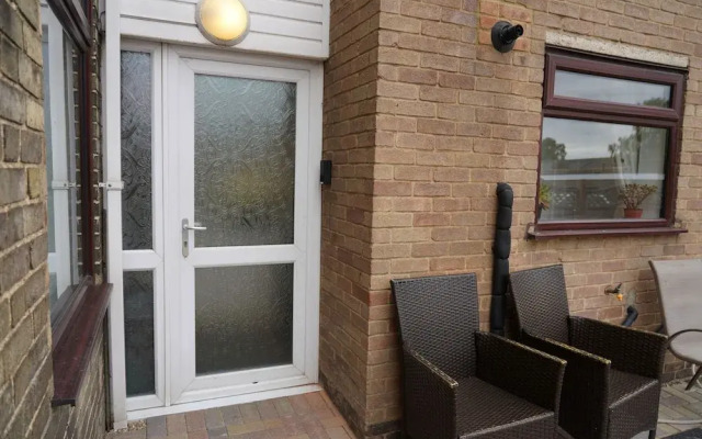4 Bedroom Home - Sleeps 10 - Free Parking