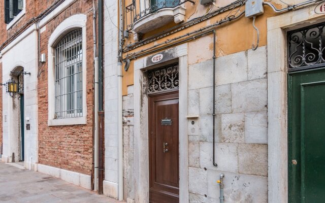 Red House close to Accademia Bridge