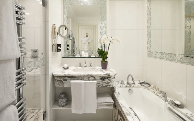 Отель Plaza Athenee