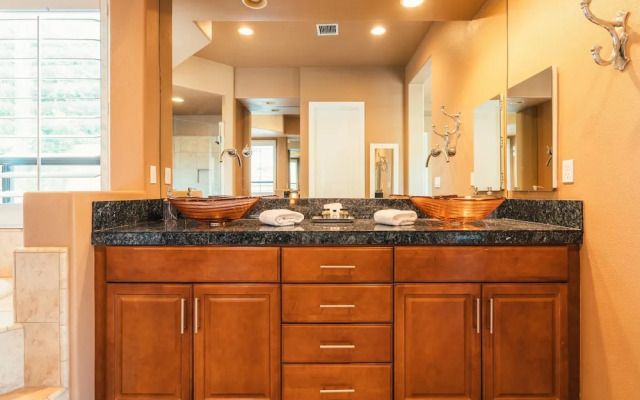 Whispering Palms by AvantStay | WALK TO COACHELLA | Pool & Hot Tub | Sleeps 16!