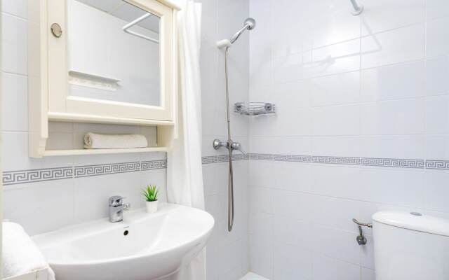 2BR  Apartment with Sea View, Gym and Pool Ref 129