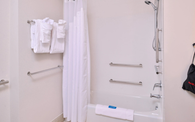 Holiday Inn Express & Suites Farmville by IHG