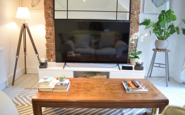 Modern 1 Bedroom Flat in Battersea With Patio