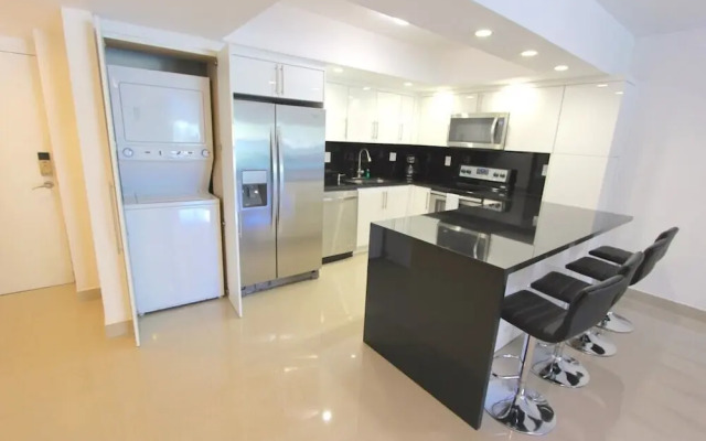 Premium 2 Bedroom + Den Apartment Or201