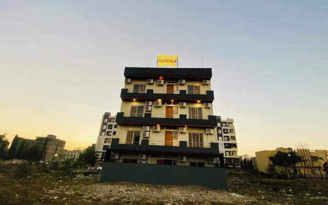 Stay 10 Parallel Apartment Hotel