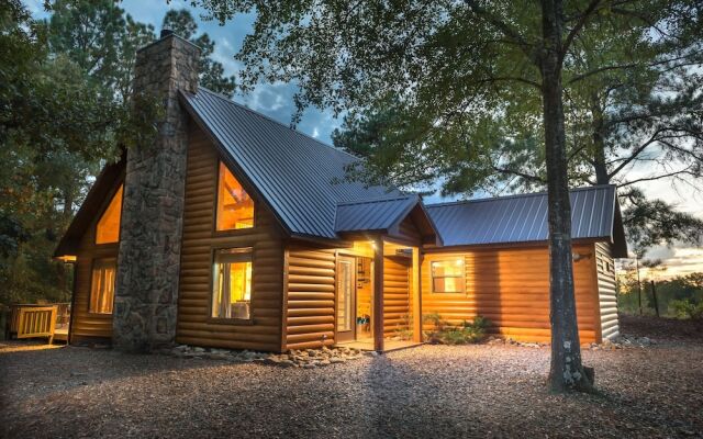 Okehi Pine Cabin With Wood Burning Fireplace and Outdoor Hot Tub by Redawning