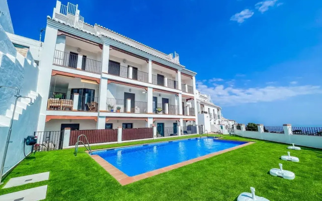 Modern Two Bedroom Apartment With Pool
