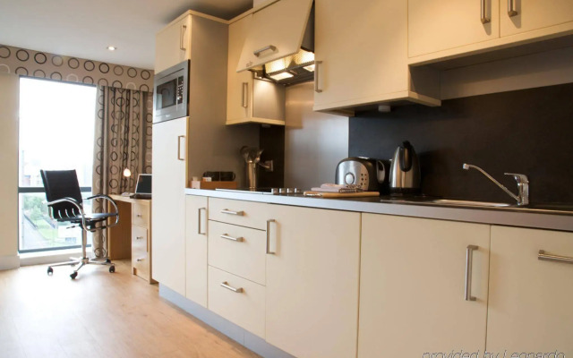 Roomzzz Leeds City West