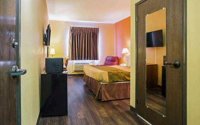 Econo Lodge Inn & Suites