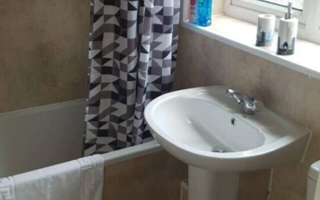 Gateshead's Amethyst 3 Bedroom Apt, Sleeps 6 Guest