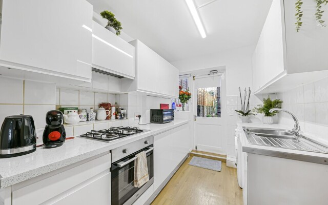 Stylish Central 2-bed Apartment With Pvt Garden