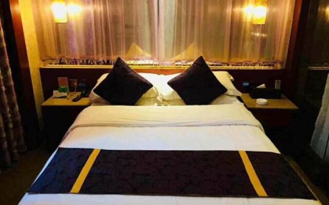 Tianshang Renjian Hotel (Yueyang Food Street)
