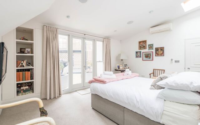 Classic Hammersmith Home by Ravenscourt Park