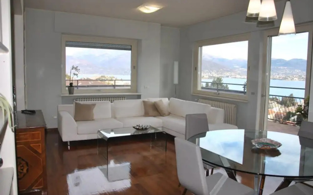 Terrace Lake View apt in Stresa With Lake View