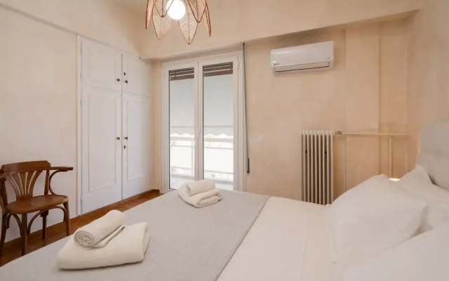 LIV - Artistic Rooftop Apartment in Pagrati