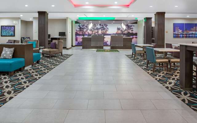 La Quinta Inn & Suites by Wyndham Lake Charles - Westlake