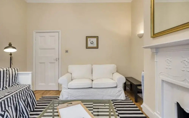 Spacious 2bed/2bath Apt, 5mins to Victoria St