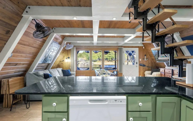 Sunrise Oasis - Enjoy Lakefront Living