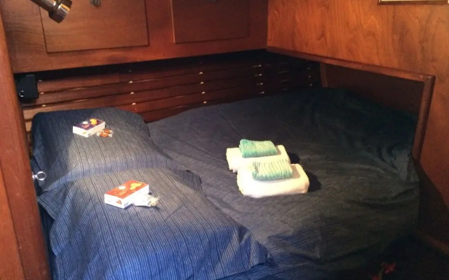 Nuit sur un voilier au Bono