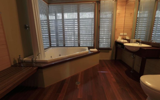 Bombah Point Eco Cottages – Bathroom – Bombah Point